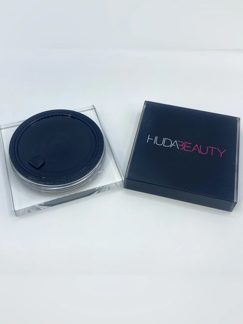 Huda Beauty Tantour Contour Bronzer in Tan
